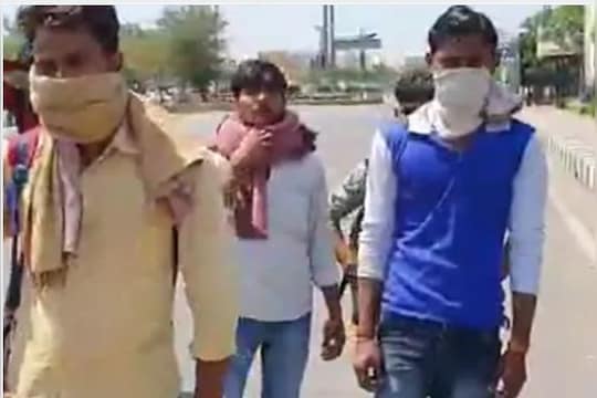36 तासात 80 किमीचा पायी प्रवास, लॉकडाऊनदरम्यान घरी पोहोचण्यासाठी मजुरांची दयनीय अवस्था