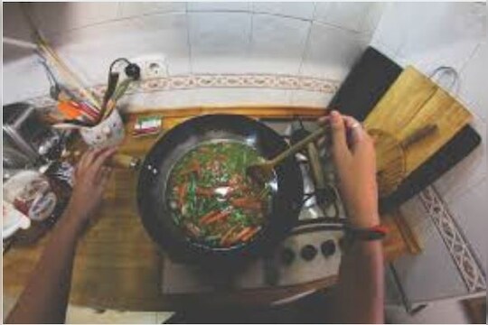 'नवऱ्यांना 21 दिवसांत पोळ्या लाटायला शिकवा, बाहेर आले तर आम्ही आहोतच'; पोलिसांचा नवा फंडा