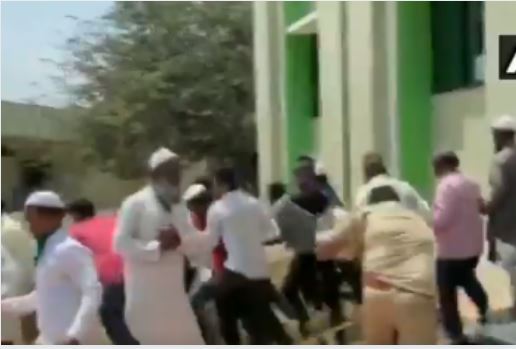 लॉकडाऊनमध्ये मशिदीत जाणं पडलं महागात, नमाजनंतर पोलिसांनी अशी केली धुलाई, पाहा हा VIDEO