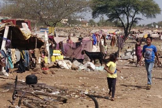 काहीतरी खायला द्या, नाहीतर कोरोनाआधी भुकेनेच मरू; पुण्यातील मजुरांचं हादरवून टाकणारं वास्तव