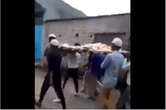 मुस्लिमांनी ‘राम नाम’ जप करीत केला अंत्यसंस्कार, दु:खाच्या काळात नातेवाईकांनी फिरवली पाठ माणुसकी धावून आली
