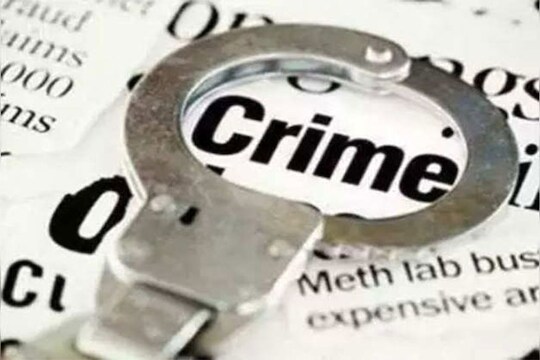 ही घटना उत्तर प्रदेशातील मुजफ्फरपूर शहरातील आहे. येथे ब्रम्हपुरा ठाणे भागात दाउदपुर कोठी मोहल्ला येथील ठाकूर लॉजमध्ये 36 वर्षीय फोटोग्राफर दीपक कुमार याने गळफास घेऊन आत्महत्या केली. तीन दिवसांपासून फोटोग्राफरची खोली आतून बंद होती. 
