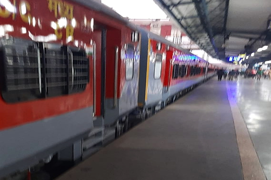 मुंबई-पुणेकरांनो, डेक्कन एक्स्प्रेसने टाकली कात, असं आहे नवं रूप आणि नवा रंग!