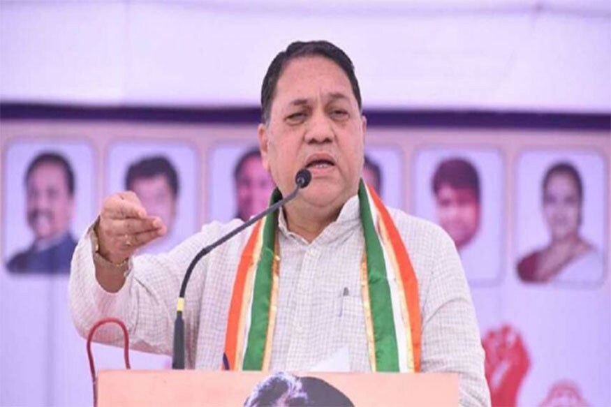 'देशात व राज्यात कोरोना महामारीचं संकट आहे. या संकटातही राज्य सरकारने अतिरिक्त दूध खरेदीचा निर्णय घेतला आहे. यातून शेतकऱ्यांच्या दुधाचे नुकसान होऊ नये, यासाठी उपाययोजना केल्या व शेतकऱ्यांना यातून दिलासा देण्याचा प्रयत्न करण्यात आला. पुढील काळात दुधाचे दर व निर्यातीबाबत राज्य सरकारच्या मंत्रिमंडळात विचारविनिमय सुरू असून यावर योग्य तो निर्णय राज्य सरकार घेईल,' असा विश्वास वळसे-पाटील यांनी व्यक्त केला. 'देशात व राज्यात कोरोना महामारीचं संकट आहे. या संकटातही राज्य सरकारने अतिरिक्त दूध खरेदीचा निर्णय घेतला आहे. यातून शेतकऱ्यांच्या दुधाचे नुकसान होऊ नये, यासाठी उपाययोजना केल्या व शेतकऱ्यांना यातून दिलासा देण्याचा प्रयत्न करण्यात आला. पुढील काळात दुधाचे दर व निर्यातीबाबत राज्य सरकारच्या मंत्रिमंडळात विचारविनिमय सुरू असून यावर योग्य तो निर्णय राज्य सरकार घेईल,' असा विश्वास वळसे-पाटील यांनी व्यक्त केला.
