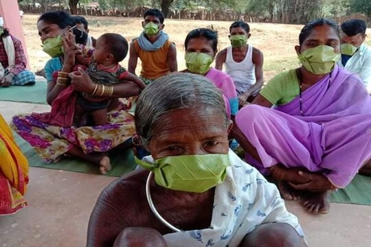 आदिवासी बांधवांनी लढवली कोरोनासाठी अनोखी शक्कल, चक्क तयार केलं नैसर्गिक मास्क