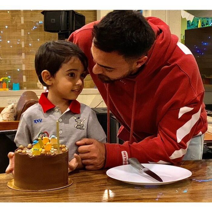 अहिलच्या वाढदिवसाचे इतरही काही फोटो सोशल मीडियावर व्हायरल होत आहे. स्टार किड्स पैकी एक असणारा अहिल सोशल मीडियावर प्रसिद्ध आहे.