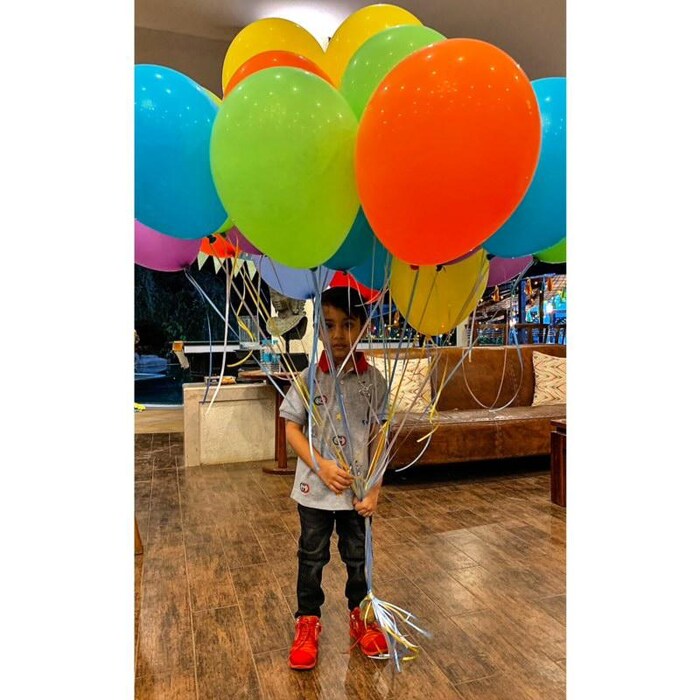 अहिलचा हा फुगे घेतलेला फोटो देखील खूप छान आला आहे. लॉकडाऊनमध्ये सुद्धा सलमानने त्याच्या आवडत्या भाच्याचा वाढदिवसामध्ये कशाचीही कमतरता ठेवली नाही आहे.