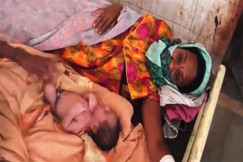 पोलिसांनी ऐनवेळी केलेल्या मदतीने महिला व बाळाचे प्राण वाचले. 