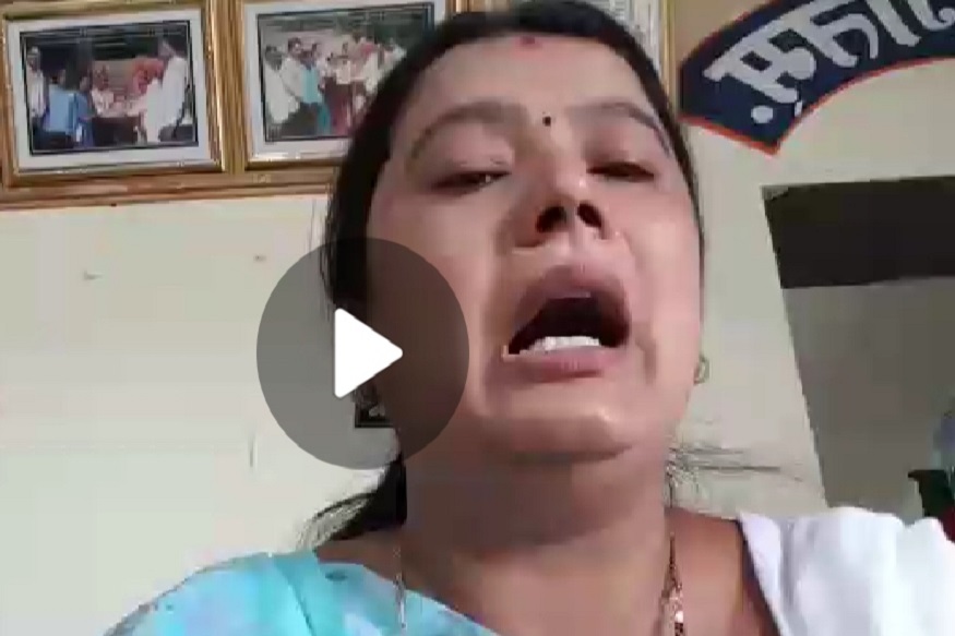 VIDEO : 'मुंबईकरांनो मी तुमच्यासमोर हात टेकते', कोल्हापुरातील महिला सरपंचाला अश्रू अनावर