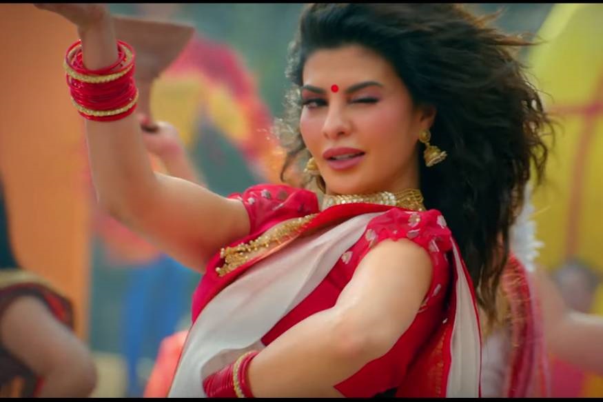 बादशाहचा नवीन म्युझिक VIDEO 'गेंदा फूल' लाँच, जॅकलिन दिसली हॉट बंगाली लुकमध्ये