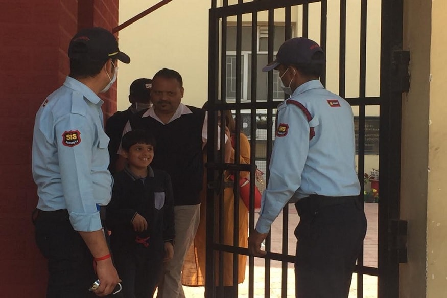 याचं कारण म्हणजे एका विद्यार्थ्याच्या पालकांना कोरोनाची लागण झाल्याचं निदान समोर आलं आहे. हे निदान होण्याआधी त्याने आपल्या मुलाची बर्थडे पार्टी ठेवली होती. याचं कारण म्हणजे एका विद्यार्थ्याच्या पालकांना कोरोनाची लागण झाल्याचं निदान समोर आलं आहे. हे निदान होण्याआधी त्याने आपल्या मुलाची बर्थडे पार्टी ठेवली होती.