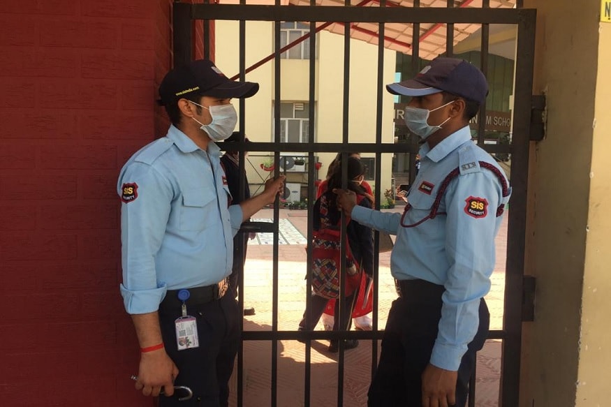 या कोरोना पीडित पालकांच्या संपर्कात आलेल्या विद्यार्थ्यांना कोरोनाची लागण झाली की नाही हे रिपोर्टनंतरच कळण्यासाठी त्यांचे रक्त तपासणीला देण्यात आले आहे. या कोरोना पीडित पालकांच्या संपर्कात आलेल्या विद्यार्थ्यांना कोरोनाची लागण झाली की नाही हे रिपोर्टनंतरच कळण्यासाठी त्यांचे रक्त तपासणीला देण्यात आले आहे.