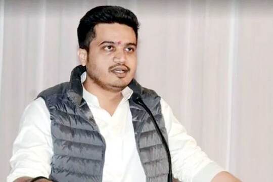 रोहित पवारांकडून आदित्य ठाकरेंची पाठराखण, चंद्रकांत पाटलांना लगावला टोला