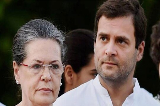 कोरोनामुळे लागू केलेल्या लॉकडाऊनमुळे मोठ्या संख्येने लोक बेरोजगार झाले आहेत. लाखोंची  नोकरी सुटली आहे. अशात लोकांना दिलासा देण्यासाठी कर्मचारी भविष्य निधी संघटनेने लोकांना आपल्या पीएफमधून काही भागा अडवान्समध्ये काढण्याची सुविधा दिली.

