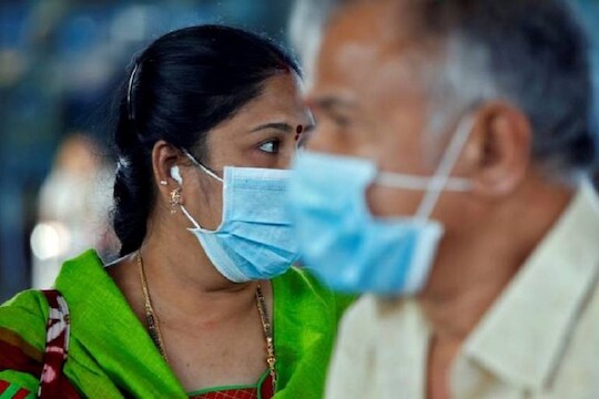 दुष्काळात तेरावा महिना! कोरोनाचा सामना कसा करायचा? मुंबईमध्ये मास्कचा मोठा तुटवडा