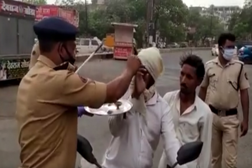 VIDEO: 'तुम्ही लकी विनर आहात' पोलिसांनी चक्क आरती करून बाहेर हिंडणाऱ्यांना जबर धुतलं