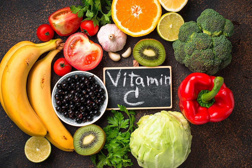 व्हिटॅमिन-सी (Vitamin C) ला सर्वात सुरक्षिक पोषक घटक मानलं जातं. रोगप्रतिकारक शक्ती मजबूत करण्यासाठी व्हिटॅमिन सी महत्त्वाचं ठरतं. इतकंच नव्हे तर त्वचा, केस, चेहऱ्यासाठी व्हिटॅमिन सी खूप फायदेशीर आहे. तज्ज्ञांनी याचे फायदे सांगितलेत.