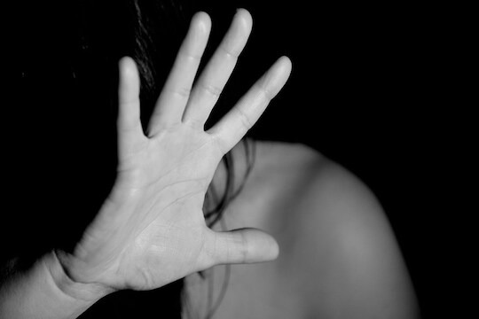 महाराष्ट्राला हादरवणारी बातमी, बलात्काराची केस मागे घेण्यासाठी नवरा-बायकोला विवस्त्र करून बेदम मारहाण