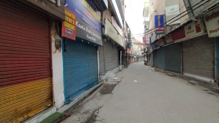 नागरिकांना दिवसाच्या सुरुवातीलाच कर्फ्यूला चांगला प्रतिसाद दिल्याचं पाहायला मिळत आहे. कोरोनाग्रस्त रुग्णांची वाढती संख्या ही चिंतेची बाब असल्यानं लोकांनीही कोरोनाचा प्रादूर्भाव रोखण्यासाठी सरकारच्या आवाहनाला पाठिंबा दिला आहे.