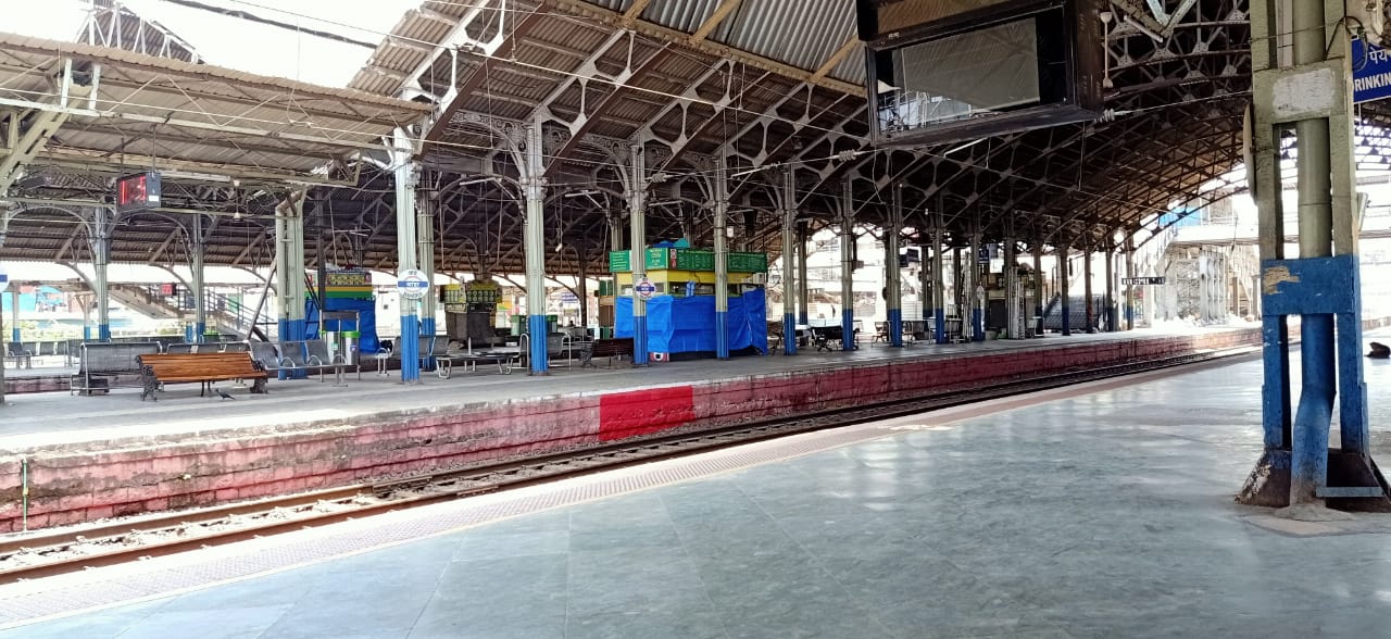 26/11 च्या मुंबईवरच्या हल्ल्यानंतर किंवा 26 जुलैच्या महापूरानंतरही महानगरी मुंबई एवढी शांत कधी दिसली नव्हती. 26/11 च्या मुंबईवरच्या हल्ल्यानंतर किंवा 26 जुलैच्या महापूरानंतरही महानगरी मुंबई एवढी शांत कधी दिसली नव्हती.