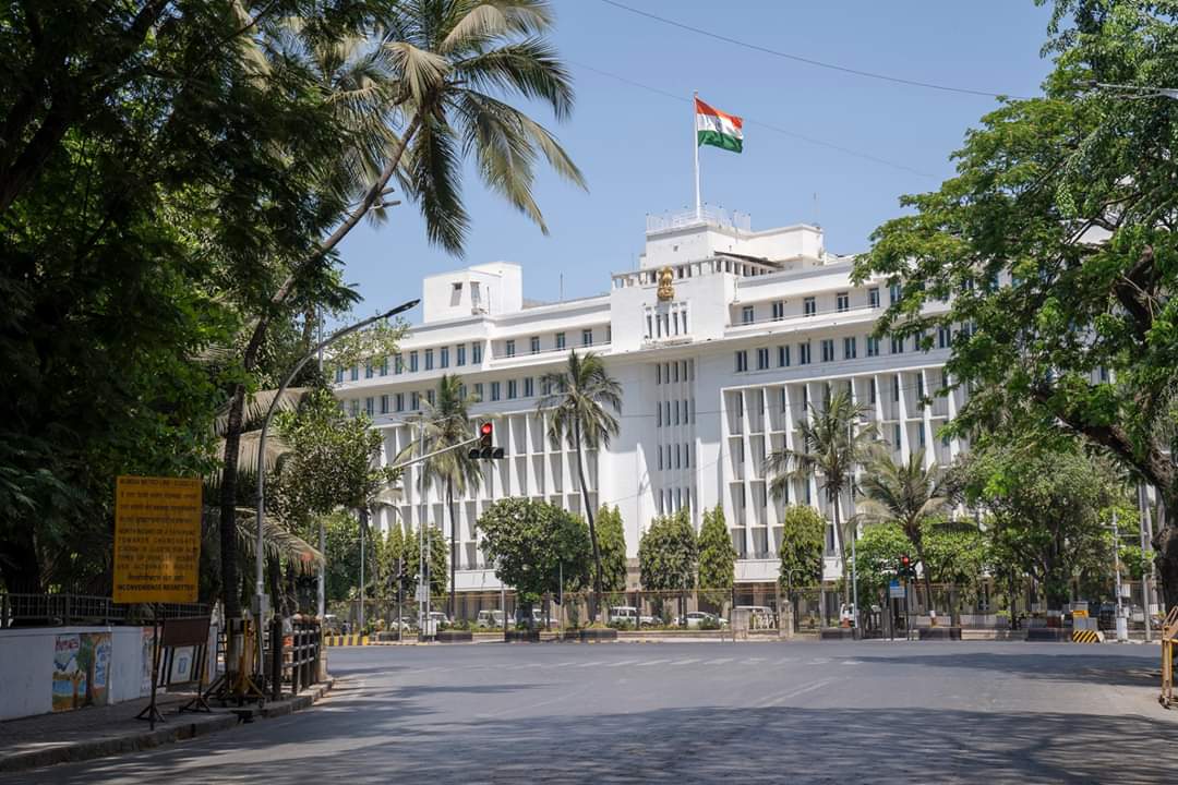 मंत्रालयातही अत्यंत आवश्यक कामासाठीच अधिकारी आले होते. बाकीच्यांनी घरूनच काम सुरू केलं आहे. त्यामुळे हा परिसरही मोकळा होता. मंत्रालयातही अत्यंत आवश्यक कामासाठीच अधिकारी आले होते. बाकीच्यांनी घरूनच काम सुरू केलं आहे. त्यामुळे हा परिसरही मोकळा होता.