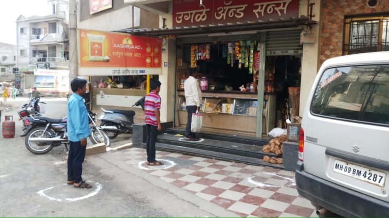 जीवनावश्यक वस्तू घेण्यासाठी लोकांची दुकानांबाहेर मोठ्याा प्रमाणात गर्दी होऊ लागली. ह्या गर्दीतून पुन्हा कोरोनाचं संक्रमण टाळण्यासाठी म्हणून अंतर ठेवा असं वारंवार सांगूनही लोक ऐकत नाहीत हे पाहून सरकार आणि दुकानदारांकडूनच भन्नाट आयडीया वापरण्यात आली. जीवनावश्यक वस्तू घेण्यासाठी लोकांची दुकानांबाहेर मोठ्याा प्रमाणात गर्दी होऊ लागली. ह्या गर्दीतून पुन्हा कोरोनाचं संक्रमण टाळण्यासाठी म्हणून अंतर ठेवा असं वारंवार सांगूनही लोक ऐकत नाहीत हे पाहून सरकार आणि दुकानदारांकडूनच भन्नाट आयडीया वापरण्यात आली.