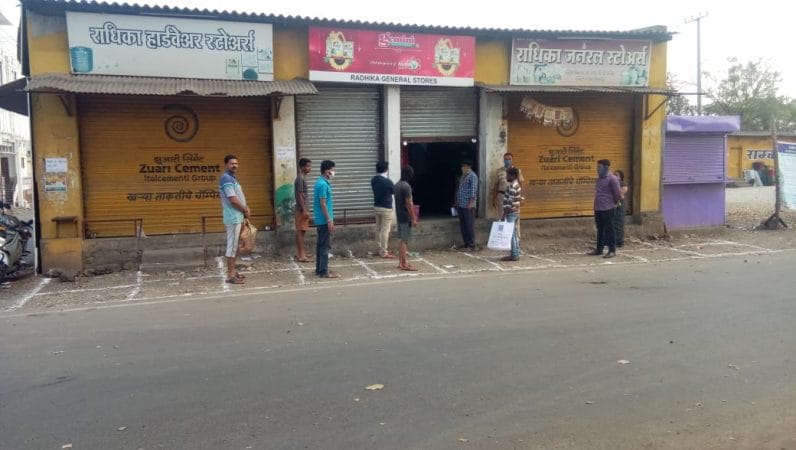दुकानांबाहेर चौकोनी बॉक्स करून किंवा रांगोळीचे गोल आखण्यात आले. दोन चौकोनात एक ते दोन वीत अंतर सोडण्यात आलं आहे. या गोलामध्ये नागरिकांना उभं राहायला सांगितलं जात आहे. दुकानांबाहेर चौकोनी बॉक्स करून किंवा रांगोळीचे गोल आखण्यात आले. दोन चौकोनात एक ते दोन वीत अंतर सोडण्यात आलं आहे. या गोलामध्ये नागरिकांना उभं राहायला सांगितलं जात आहे.