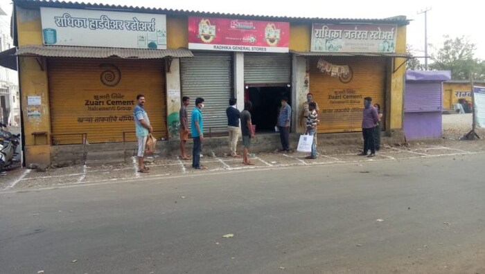 दुकानांबाहेर चौकोनी बॉक्स करून किंवा रांगोळीचे गोल आखण्यात आले. दोन चौकोनात एक ते दोन वीत अंतर सोडण्यात आलं आहे. या गोलामध्ये नागरिकांना उभं राहायला सांगितलं जात आहे.