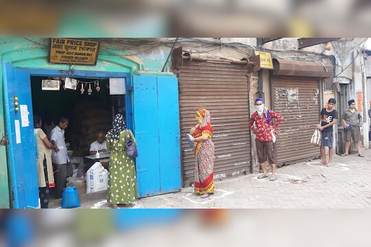 Coronavirus होऊ नये म्हणून काय करायचं? छोट्या घरात राहणाऱ्यांना पडले आहेत अनेक प्रश्न