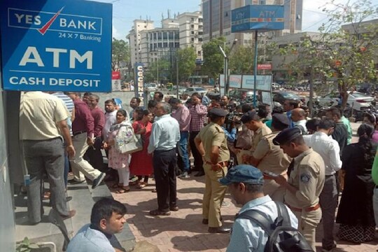 खूशखबर! YES बँकेवरील निर्बंध या दिवशी हटवणार, ग्राहकांनी सोडला सुटकेचा निःश्वास