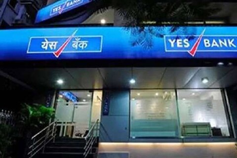 संकटग्रस्त येस बँकमध्ये (Yes Bank) 7,250 कोटी रुपये गुंतवण्यासाठी स्टेट बँक ऑफ इंडिया (SBI) ला परवानगी मिळाली आहे. 