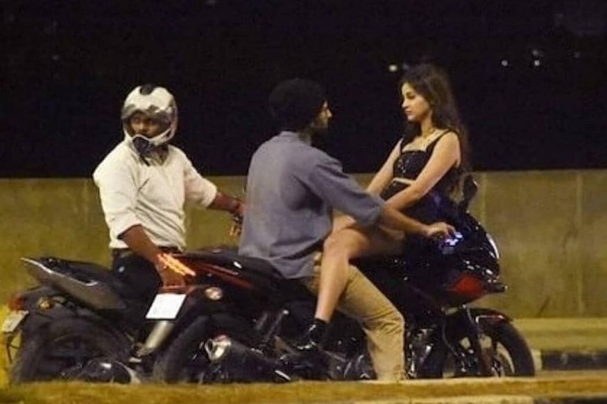 रात्री उशिरा ‘या’ अभिनेत्यासोबत बाइकवर रोमान्स करताना दिसली अनन्या पांडे