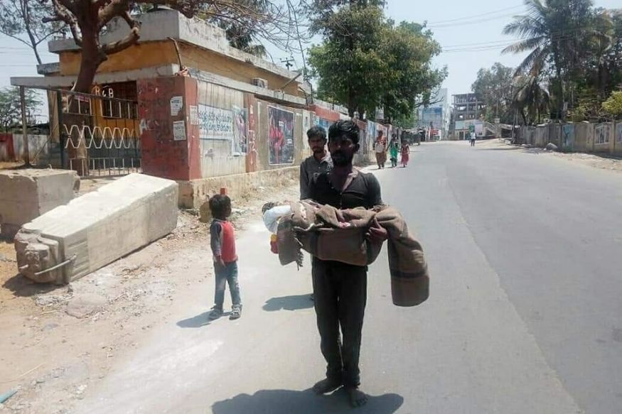 कोरोनाचं भयावह वास्तव! अंत्यसंस्कारासाठी पोटच्या लेकराचा मृतदेह हातात घेऊन बापाची 88 किमी पायपीट