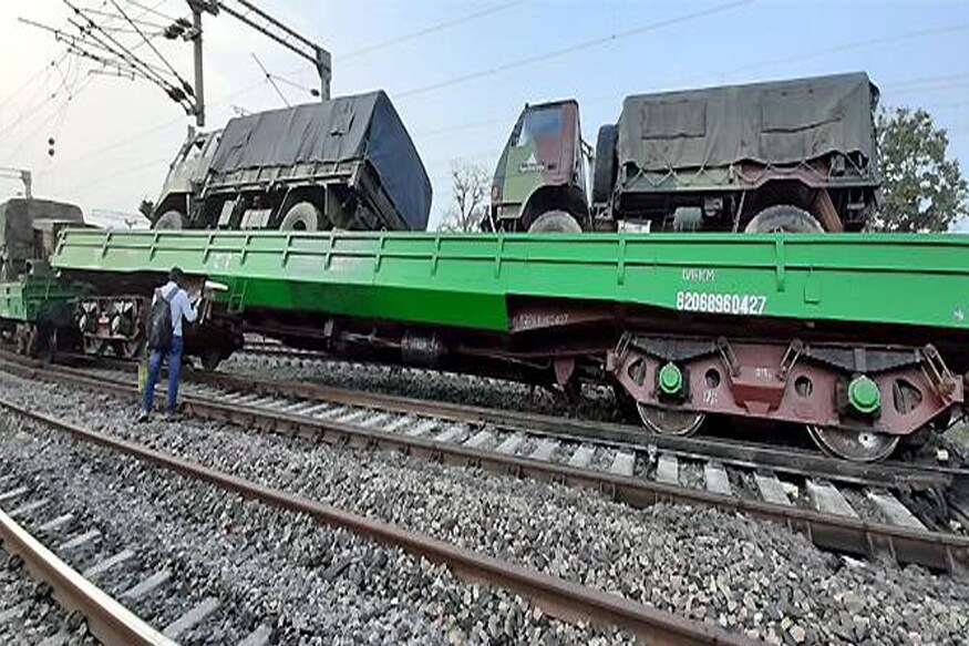 रेल्वेनं भारतीय सैन्याच्या गाड्या, टँकर घेऊन जाताना आपण कधी पाहिलं असेल. परंतु, झारखंडमध्ये भारतीय सैन्याची वाहनं घेऊन जाणारी रेल्वे मालगाडी रुळावरून घसरल्याची खळबळजनक घटना घडली आहे. या वाहनांमध्ये मोठ्या प्रमाणात शस्त्रसाठा होता. त्यामुळे जवानांनी तातडीने मोहिम हाती घेत संपूर्ण परिसर ताब्यात घेतला होता. रेल्वेनं भारतीय सैन्याच्या गाड्या, टँकर घेऊन जाताना आपण कधी पाहिलं असेल. परंतु, झारखंडमध्ये भारतीय सैन्याची वाहनं घेऊन जाणारी रेल्वे मालगाडी रुळावरून घसरल्याची खळबळजनक घटना घडली आहे. या वाहनांमध्ये मोठ्या प्रमाणात शस्त्रसाठा होता. त्यामुळे जवानांनी तातडीने मोहिम हाती घेत संपूर्ण परिसर ताब्यात घेतला होता.