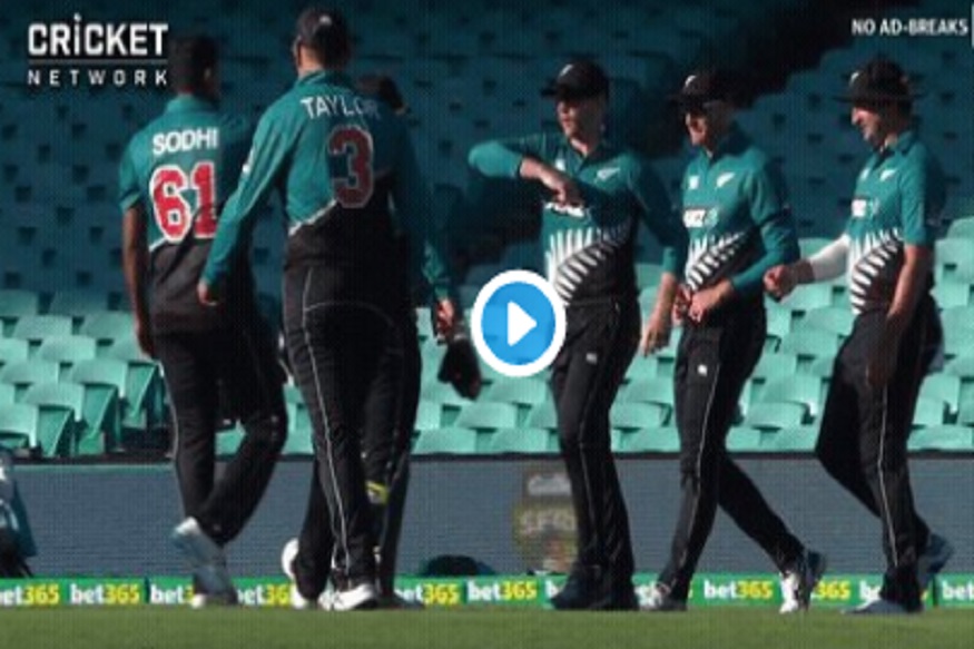 कोरोनाचा भीती तर बघा, सेलिब्रेशन म्हणून क्रिकेटर एकमेकांना मारत आहेत पाय, मजेशीर VIDEO VIRAL