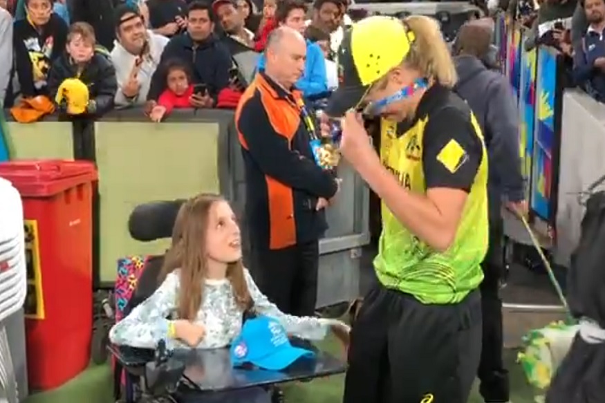 VIDEO : कौतुक करायलाच हवं! क्रिकेटरनं जगज्जेतेपदाचं सुवर्णपदक घातलं दिव्यांग चाहतीच्या गळ्यात