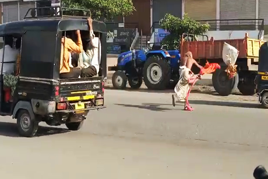 अर्धनग्न होऊन रस्त्यावर मनोरुग्णाचा राडा, दगड घेऊन लागला मागे, पाहा हा VIDEO