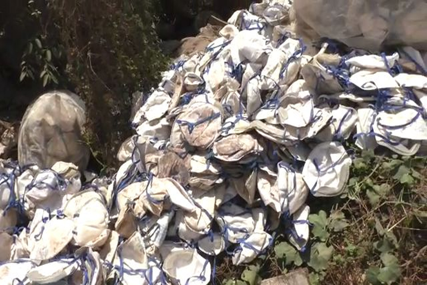 मास्क धुवून होते विकणार, पण कामगाराने फेकून दिले कचऱ्यात; पोलिसांनी ठोकल्या बेड्या