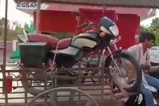 बाटलीत पेट्रोल दिलं नाही, मग पठ्ठ्याने असं काही केलं की...,पाहा हा VIDEO
