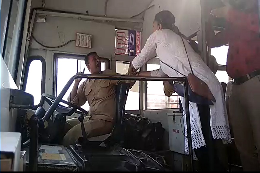 VIDEO : महिलेची दादागिरी, हॉर्न वाजवत होता म्हणून बस ड्रायव्हरला केली बेदम मारहाण