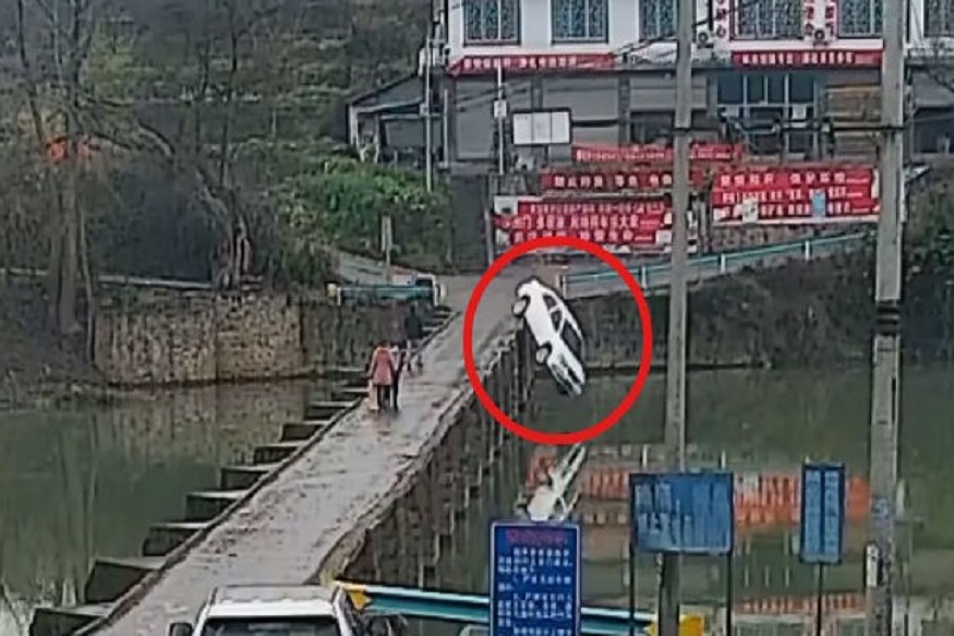 SMSला रिप्लाय देण्याच्या नादात सोडलं स्टेअरिंग, हवेत उडून नदीत पडली गाडी...पाहा थरारक VIDEO