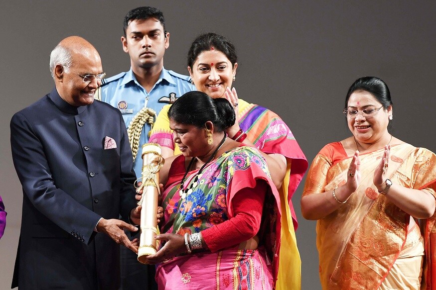 छमी मुरमू, झारखंड - पर्यावरणप्रेमी. 24 वर्षे त्या पर्यावरणासाठी झटत आहेत. वनविभागासह मिळून 25 लाखांपेक्षा जास्त झाडं त्यांनी लावलीत. छमी मुरमू, झारखंड - पर्यावरणप्रेमी. 24 वर्षे त्या पर्यावरणासाठी झटत आहेत. वनविभागासह मिळून 25 लाखांपेक्षा जास्त झाडं त्यांनी लावलीत.