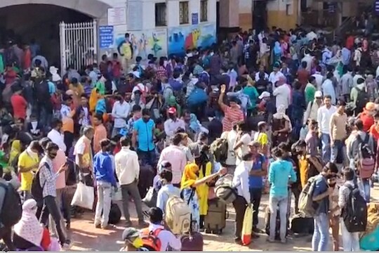 कोरोना च्या पार्श्वभूमीवर प्रवाशांनी वैयक्तिक पातळीवर खबरदारी घेण्याचे आवाहन रेल्वे प्रशासनाने केले आहे. दरम्यान कोणी संशयित आढळल्यास तपासणी पथकाच्या ताब्यात देण्यात येईल असंही रेल्वे प्रशासनाने सांगितलं.