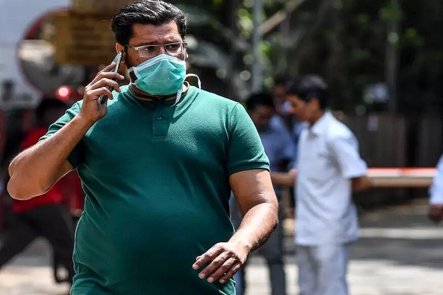 सर्जिकल मास्क घालावा. हा मास्क दर 6 ते 8 तासांनी बदलावा. तो एका पेपरमध्ये नीट गुंडाळून टाकून द्यावा. डिस्पोजेबल मास्क पुन्हा वापरू नये. सर्जिकल मास्क घालावा. हा मास्क दर 6 ते 8 तासांनी बदलावा. तो एका पेपरमध्ये नीट गुंडाळून टाकून द्यावा. डिस्पोजेबल मास्क पुन्हा वापरू नये.