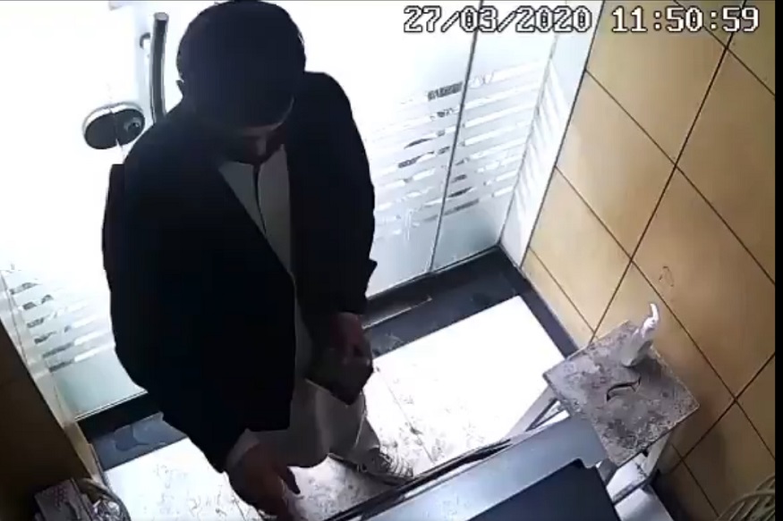 काय ही हालत! पाकमध्ये ATMमधून चोरलं सॅनिटायझर, अजब चोरीचा CCTV VIDEO व्हायरल