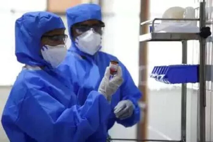 यानंतर चीनहून आलेल्या प्रत्येक व्यक्तीला वैद्यकीय देखरेखीत ठेवण्यात आलं. सर्वात आधी त्यांची रक्तचाचणी करण्यात आली. रिपोर्ट नेगेटिव्ह आल्यानंतरही त्यांना रुग्णालयात 72 तासांसाठी देखरेखीत ठेवण्यात आलं. त्यानंतर त्यांना घरीदेखील 24 तास आइसोलेशनमध्ये ठेवलं.