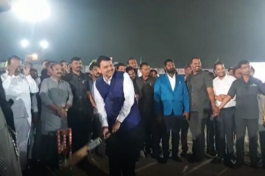 देवेंद्र फडणवीस vs भाजप खासदार असा रंगला सामना! बोल्ड की सिक्सर? पाहा VIDEO