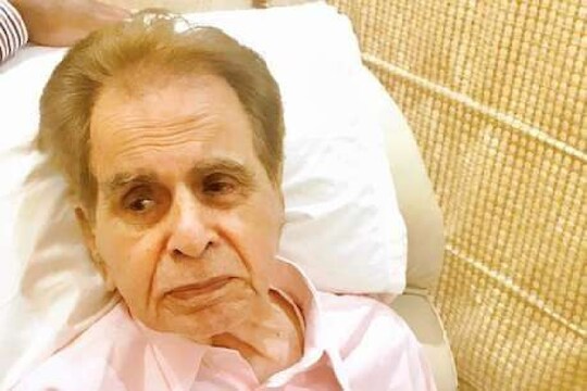 अभिनेता दिलीप कुमार यांना Coronavirus ची लागण? आयसोलशनमध्ये ठेवल्याचा ट्विटरवरून खुलासा