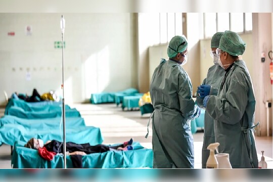 कोरोनाच्या भीतीने रुग्ण तपासण्यास नकार, डॉक्टर तुम्ही सुद्धा? सरकारने दिला गंभीर इशारा