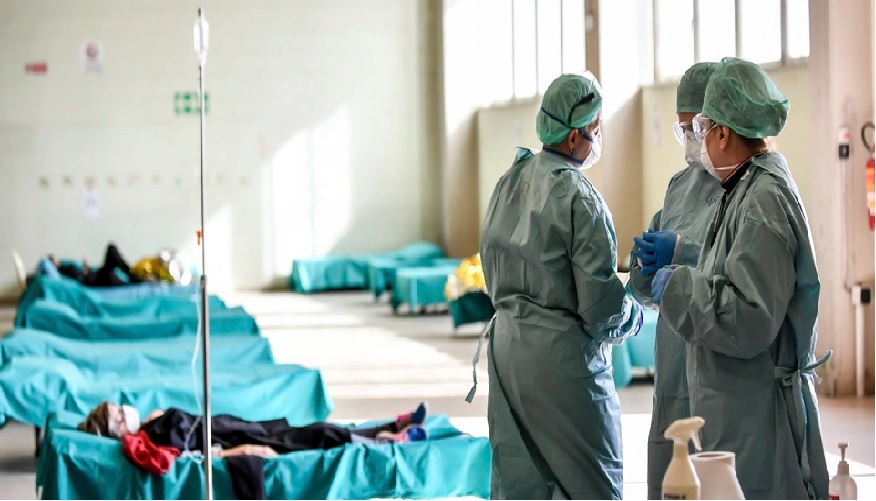 कोरोनाच्या भीतीने रुग्ण तपासण्यास नकार, डॉक्टर तुम्ही सुद्धा? सरकारने दिला गंभीर इशारा